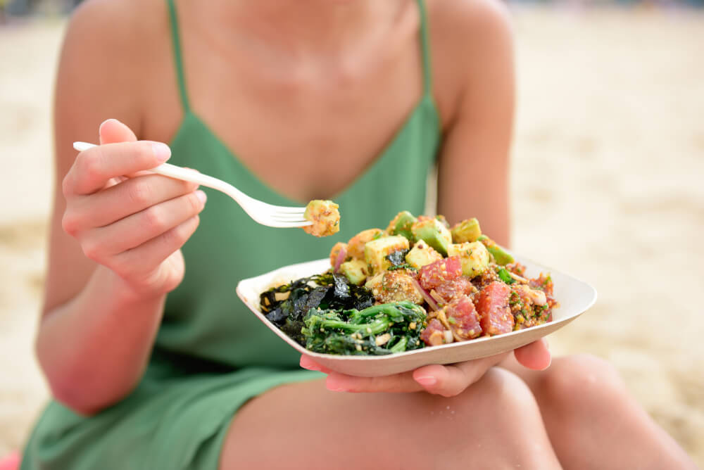 How to travel to hawaii for cheap? It can be easy to save a lot of money by cooking in Hawaii or picking up poke bowls