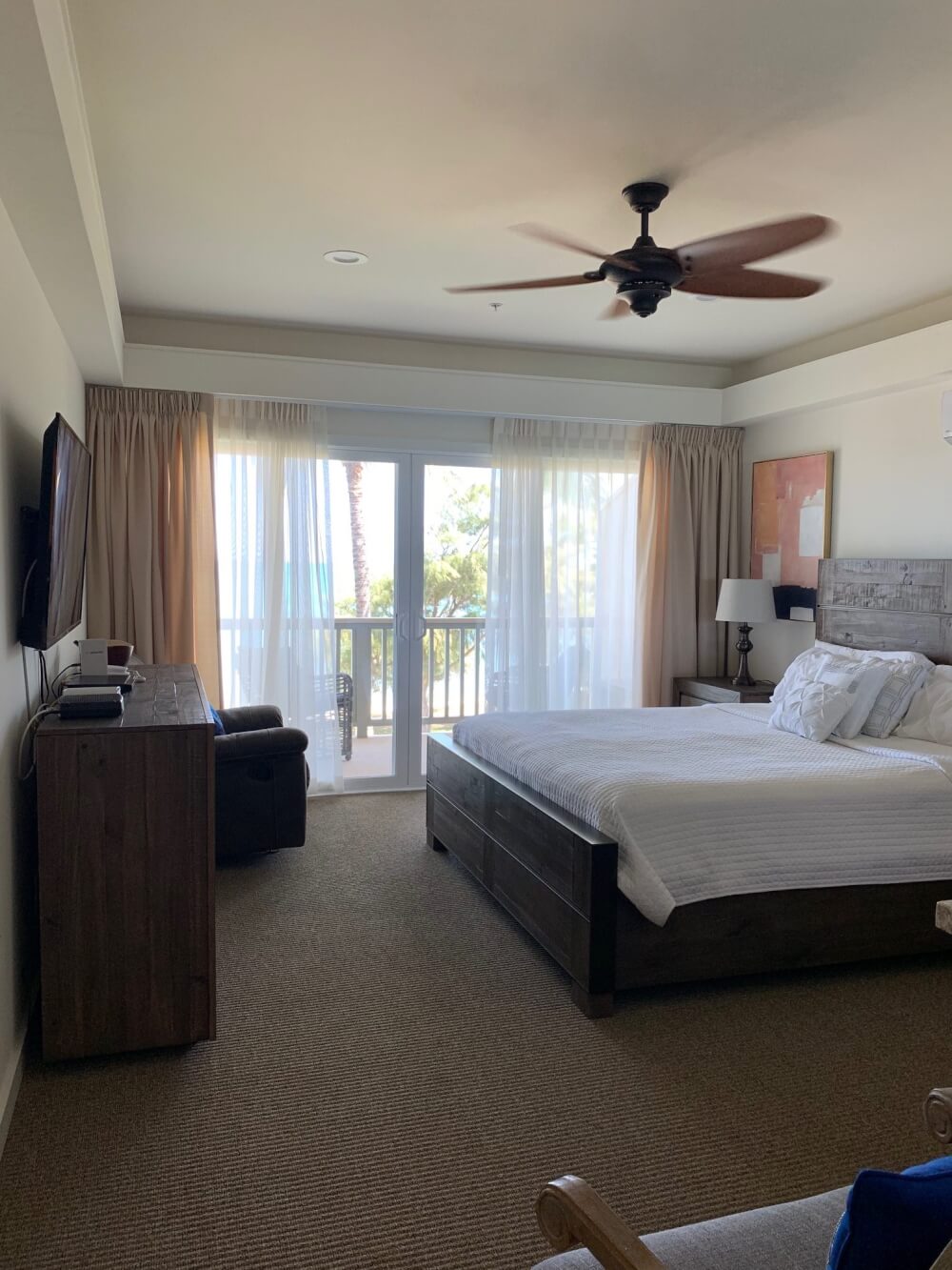 Hawaii on a Budget: Top 10 Cheap Places to Stay in Kauai, featured by top Hawaii travel blog, Hawaii Travel with Kids: The Hotel Coral Reef is a budget-friendly Kauai hotel