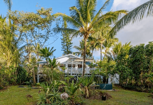 Hawaii on a Budget: Top 10 Cheap Big Island Hotels featured by top Hawaii travel blog, Hawaii Travel with Kids: Looking for a place to stay on the Big Island of Hawaii? Head to Ma`ukele Lodge.