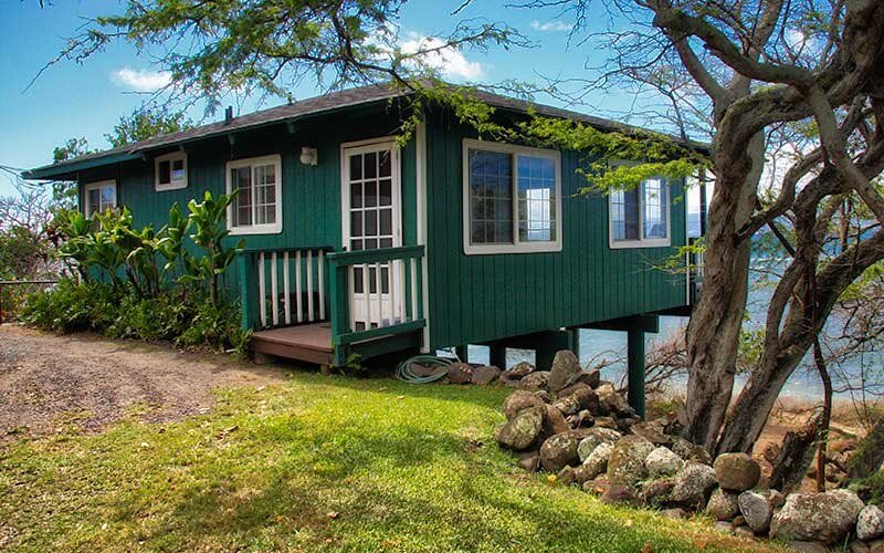 Hawaii on a Budget: 9 Cheap Places to Stay on Molokai featured by top Hawaii travel blog, Hawaii Travel with Kids: Dunbar Beachfront Cottages are a cheap place to stay on Molokai