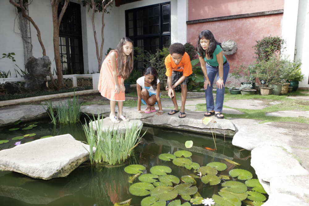 Things to Do in Hawaii with Kids: a review of Honolulu Museum of Art on Oahu featured by top Hawaii blog, Hawaii Travel with Kids: image of Kids playing in outdoor courtyard at the Honolulu Museum of Art in Oahu