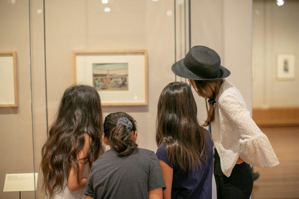 Kids looking at artwork at the Honolulu Museum of Art on Oahu