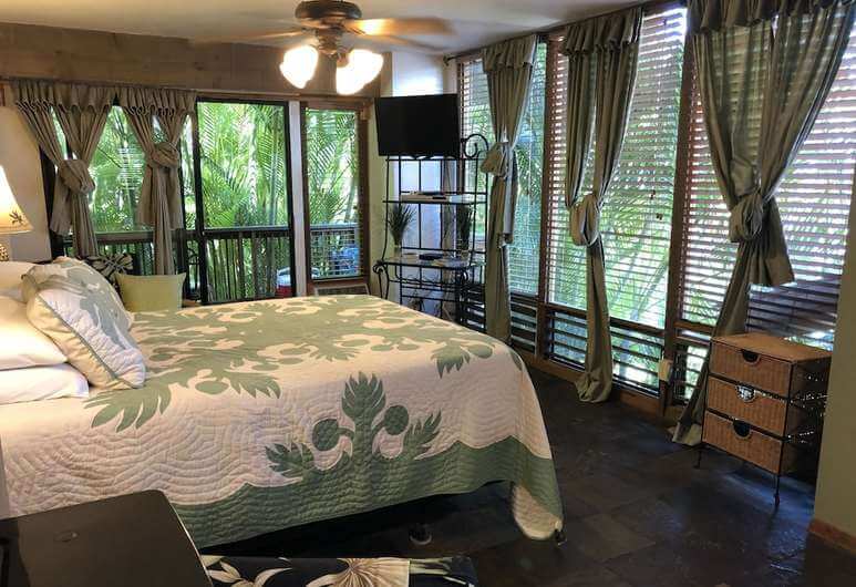 Top 10 Best Bed and Breakfasts in Maui featured by Hawaii blog, Hawaii Travel with Kids: https://hawaiitravelwithkids.com/wp-content/uploads/2020/08/9e891941_z.jpg