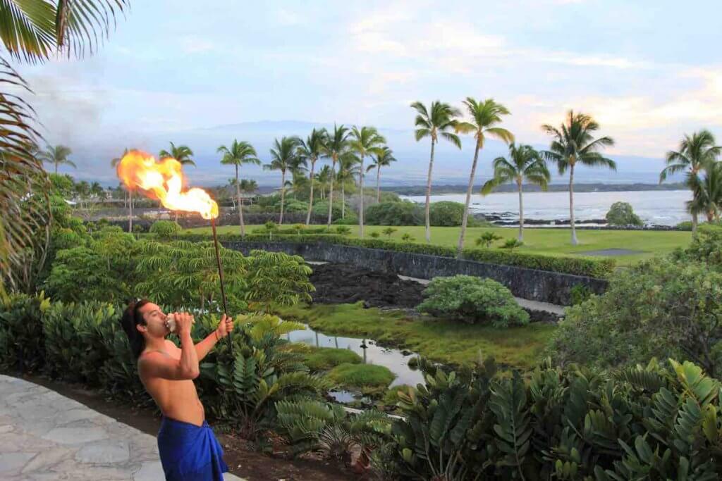 sommige Hawaiiaanse luaus bieden koele fakkel verlichting ceremonies zoals deze.