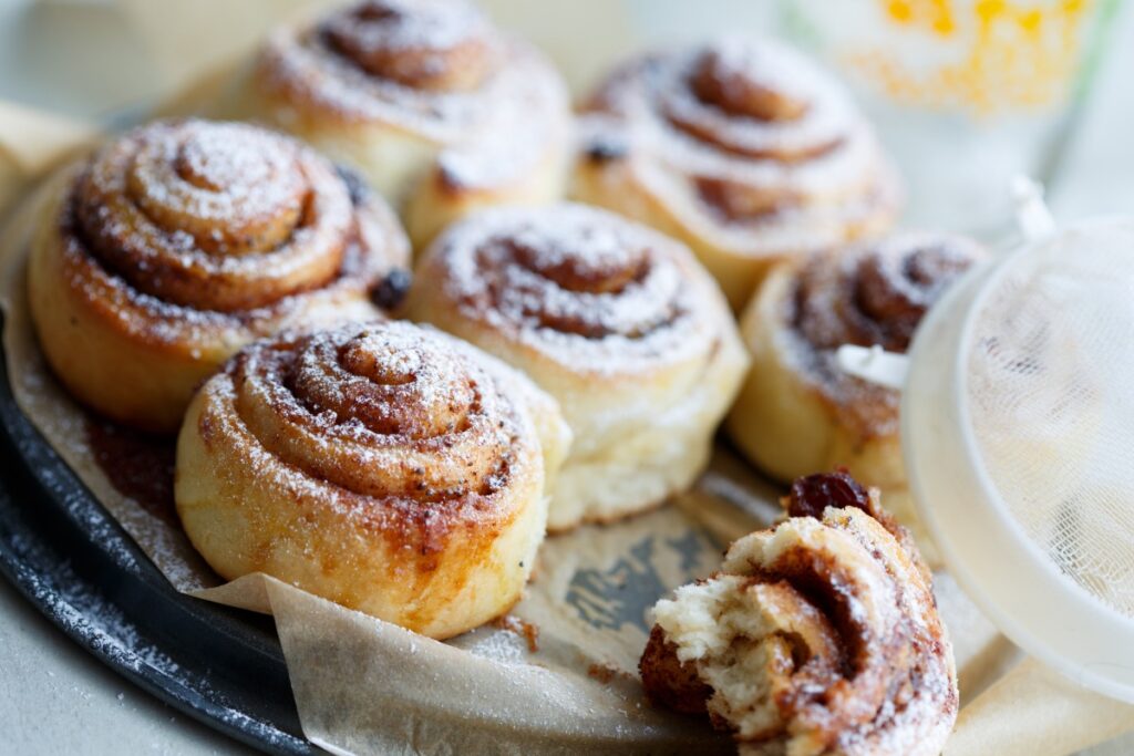 picture of some cinnamon rolls