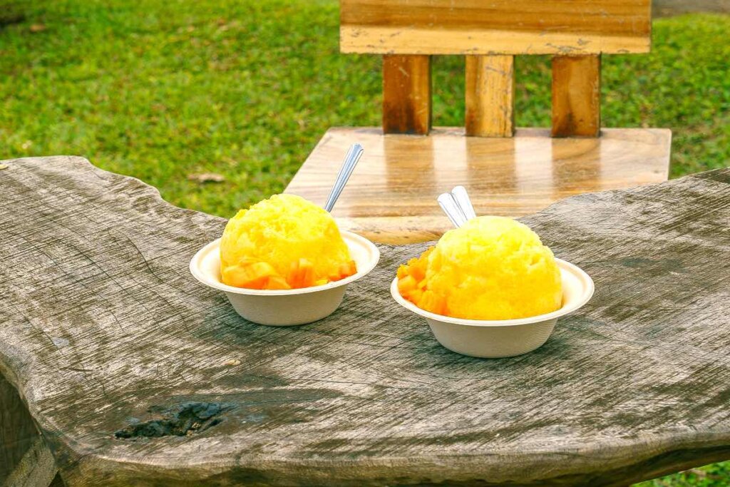 Image of two bowls of fresh Hawaiian shave ice at Hanalei's Wishing Well Shave Ice.