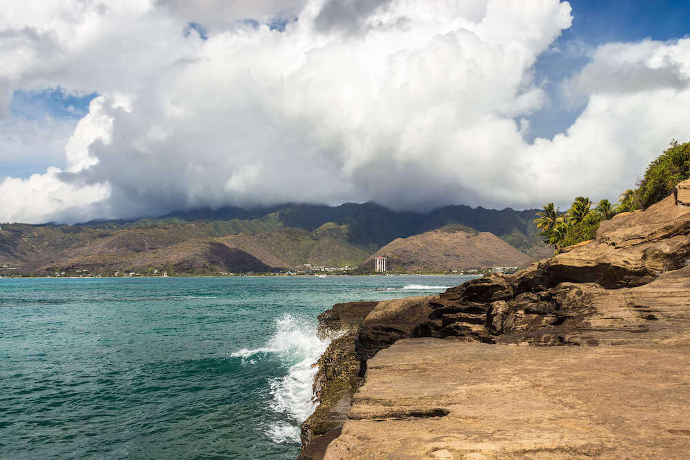 China Walls is one of the best Oahu hidden gems worth seeing. Image of volcanic rocks near the ocean in Hawaii.