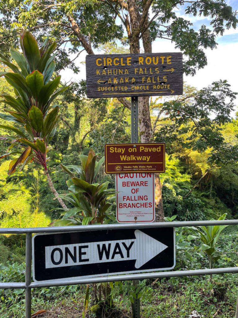 Image of a sign showing Akaka Falls hike options of the Circle Route or straight to Akaka Falls.