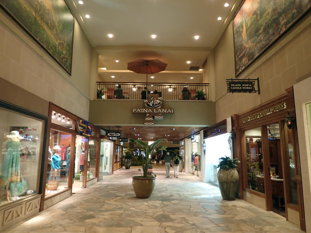 Image of the interior of the Royal Hawaiian Shopping Center in Waikiki.