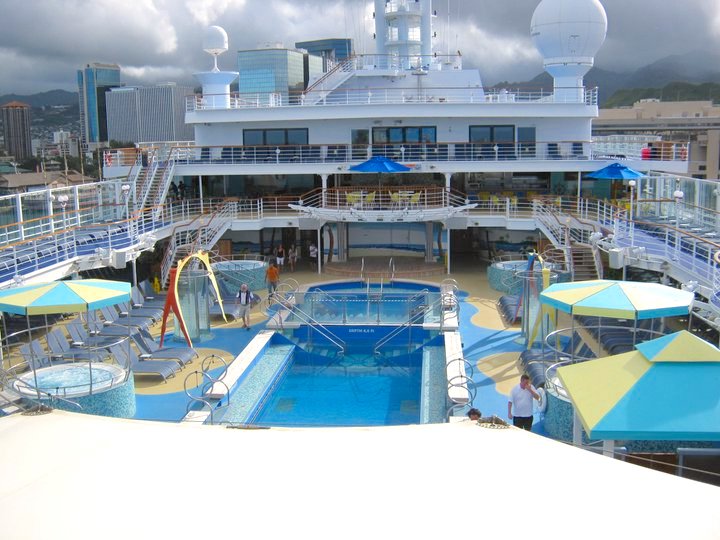 Image of the pool area on a Hawaiian cruise.