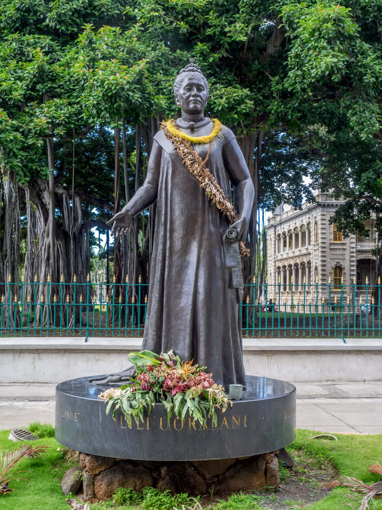 Image of a statue of Queen Liliuokalani in Hawaii