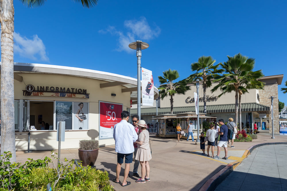 Image of a bunch of stores in an outlet mall on Oahu.