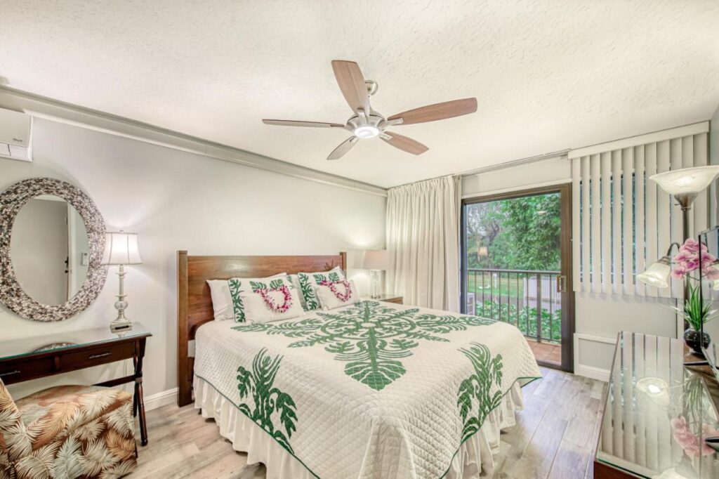 Image of a Hawaiian quilt on a bed in a Kauai condo