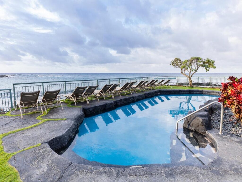 Image of a little pool that's right next to the Pacific Ocean