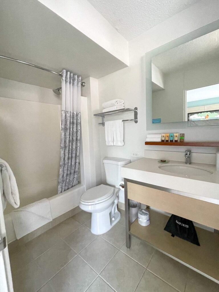 Image of the Queen Kapiolani hotel bathroom.