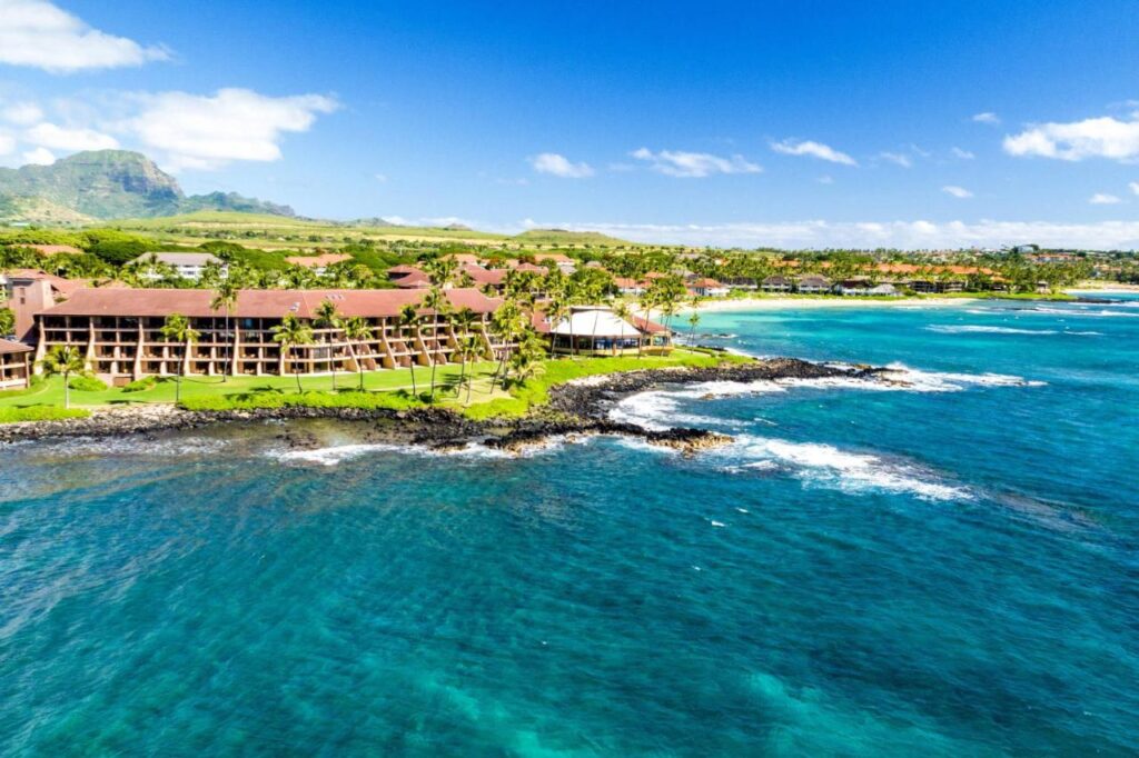 Image of a Kauai hotel on the ocean