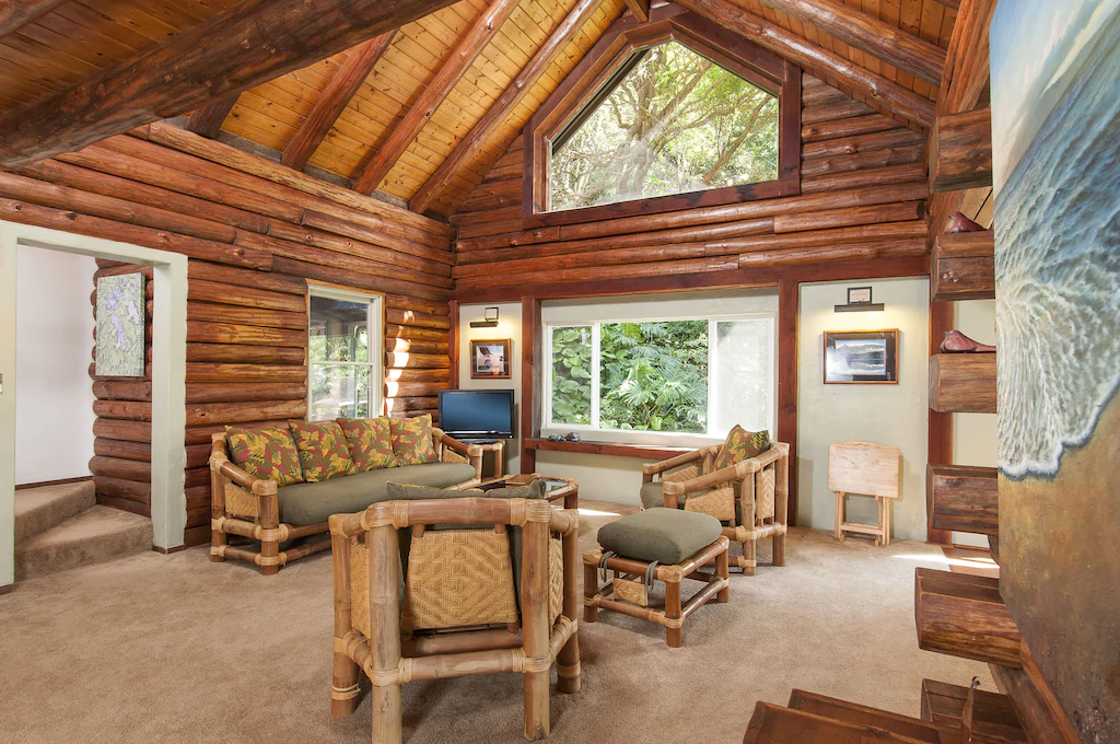 Image of a log cabin in Maui