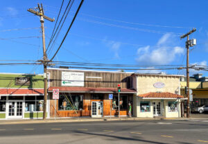 Find out the best things to do in Paia Maui recommended by top Hawaii blog Hawaii Travel with Kids! Image of a street in Paia with some storefronts
