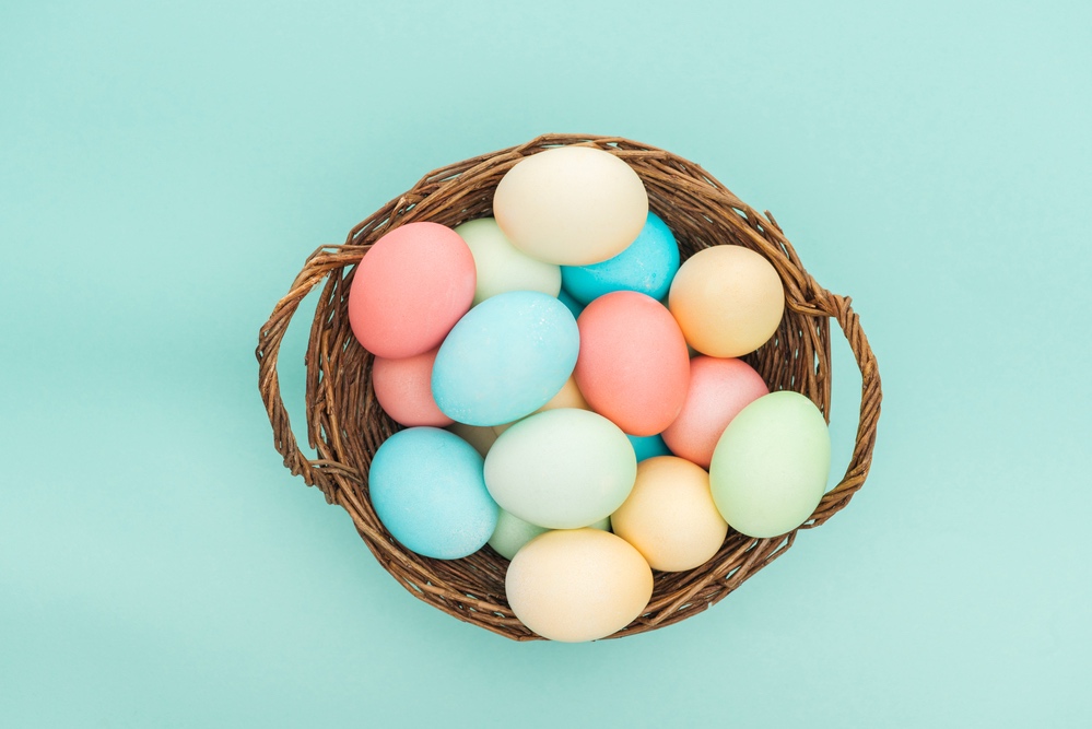 Find out the best things to do at Easter on Maui. Image of a basket filled with pastel-colored eggs.