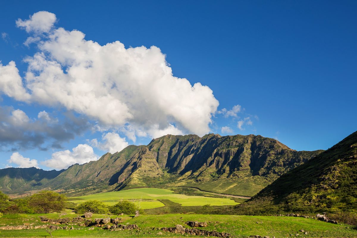 Find out the best things to do on Oahu in February by top Hawaii blog Hawaii Travel with Kids! Image of Beautiful landscapes in Oahu island, Hawaii