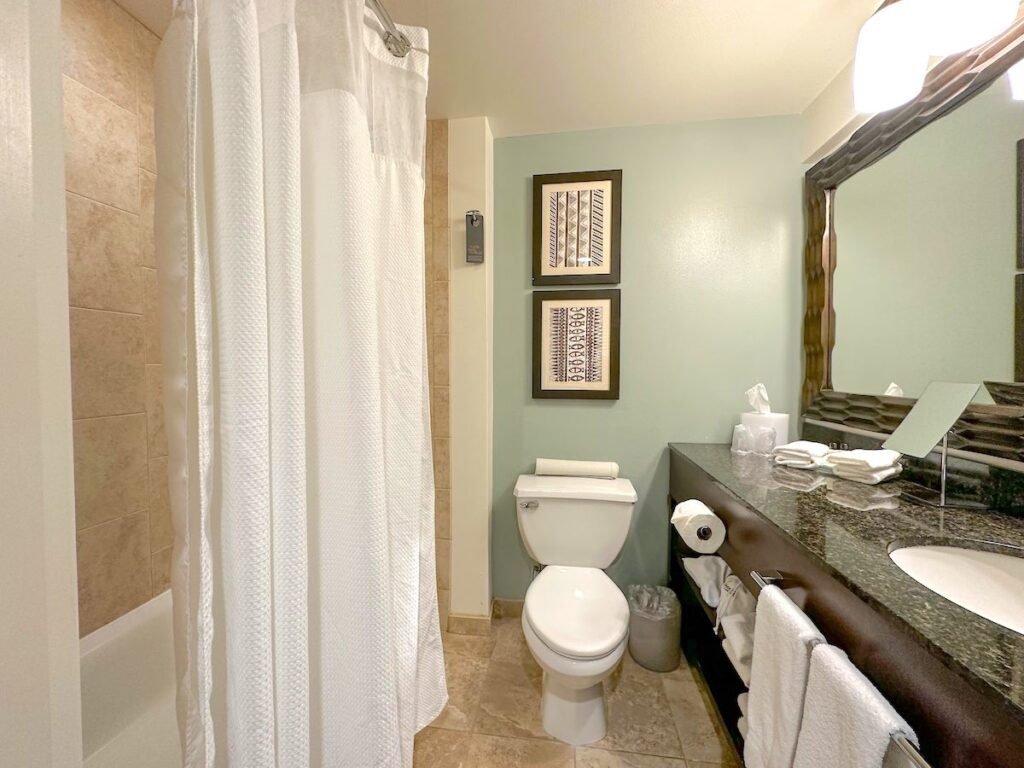 Image of the bathroom at the Courtyard King Kamehameha’s Kona Beach Hotel