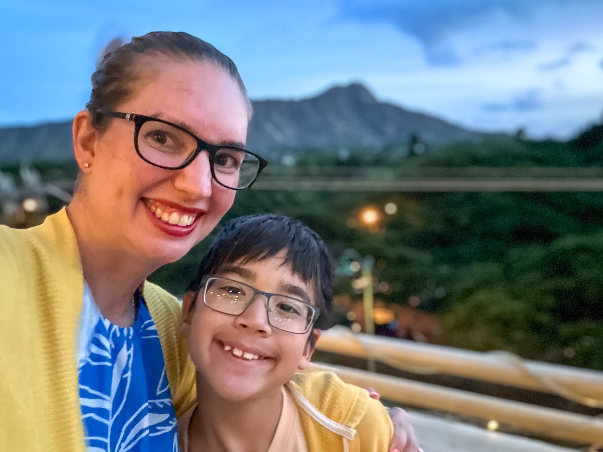 Find out my top Hawaii budget hacks! Photo of Marcie Cheung and her son with Diamond Head in the background