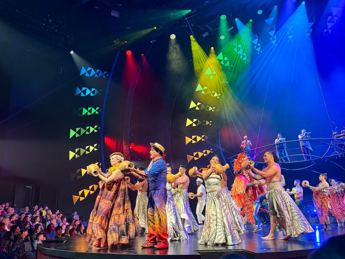 Check out this Cirque du Soleil Auana review from top Hawaii expert Marcie Cheung of Hawaii Travel with Kids. Image of the Auana show in Waikiki.