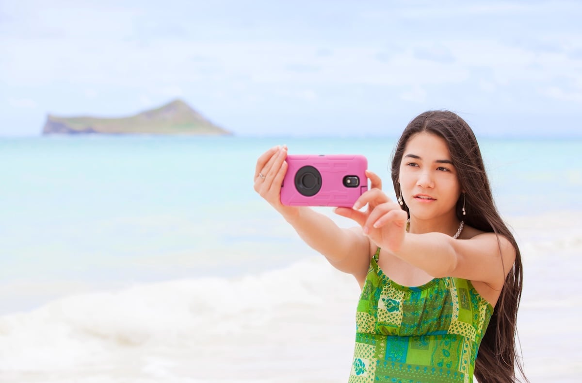 Image of a teen taking a selfie in Hawaii.